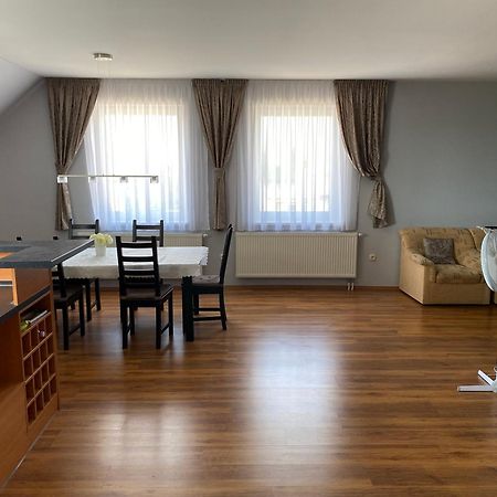 Spacious Apartment In Town Centre Nové Zámky Eksteriør billede