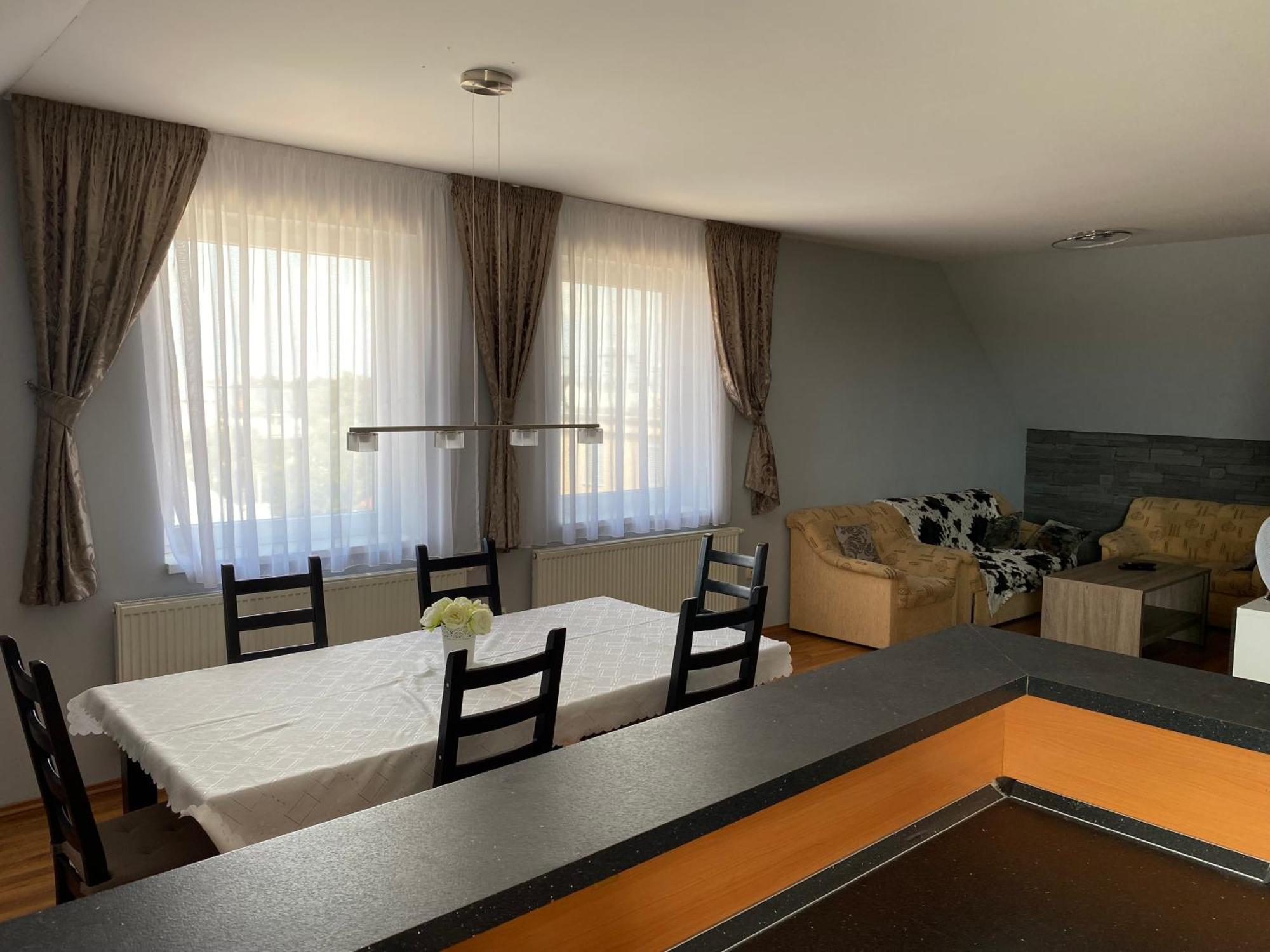 Spacious Apartment In Town Centre Nové Zámky Eksteriør billede