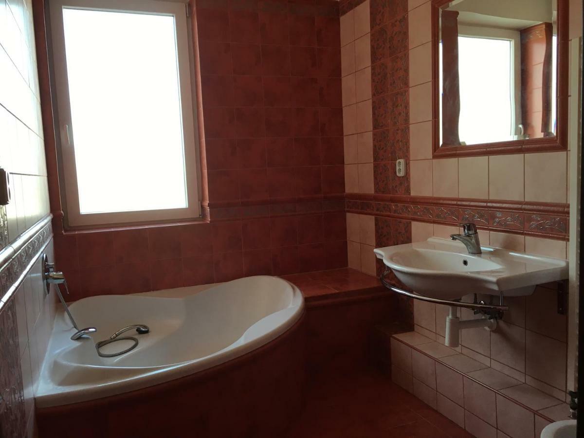 Spacious Apartment In Town Centre Nové Zámky Eksteriør billede