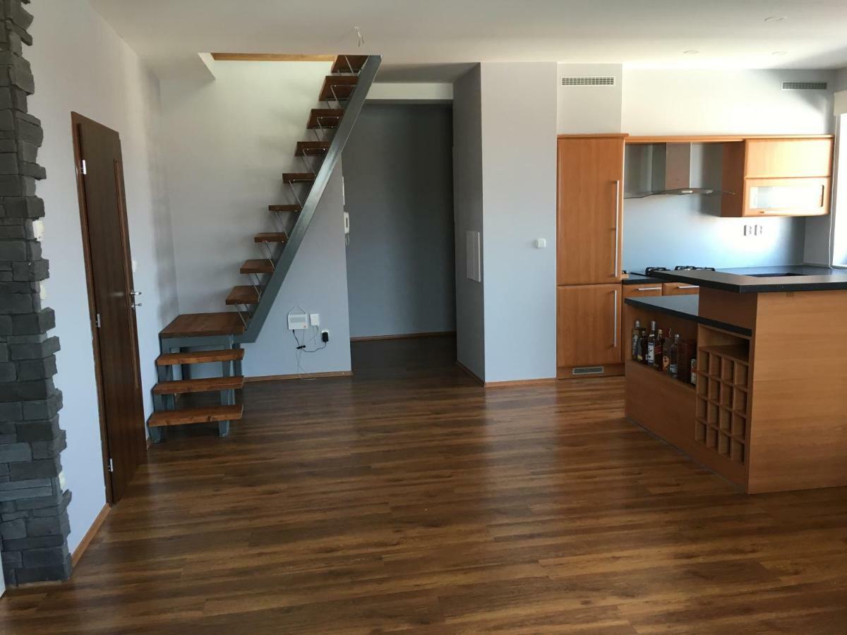 Spacious Apartment In Town Centre Nové Zámky Eksteriør billede