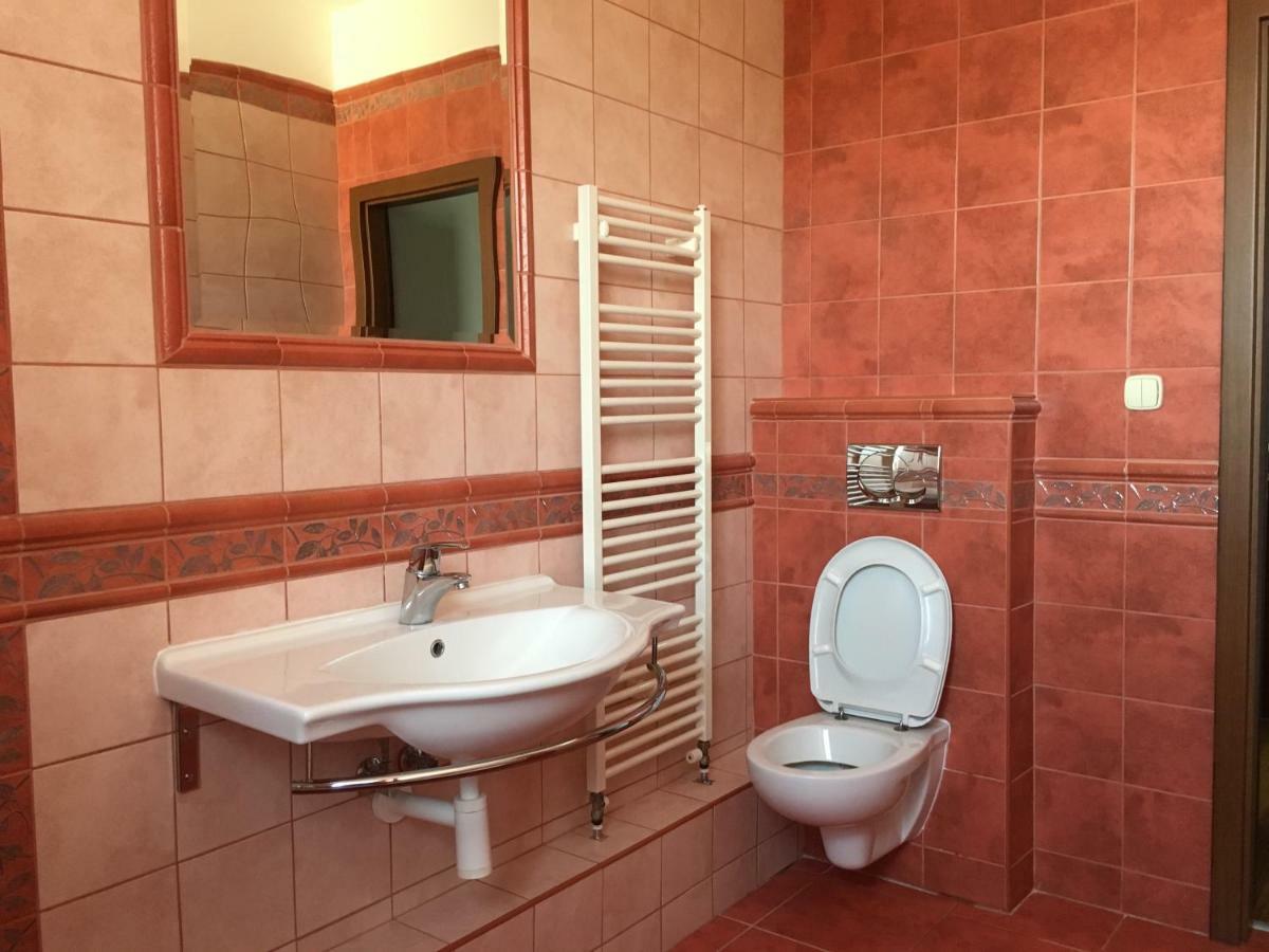 Spacious Apartment In Town Centre Nové Zámky Eksteriør billede