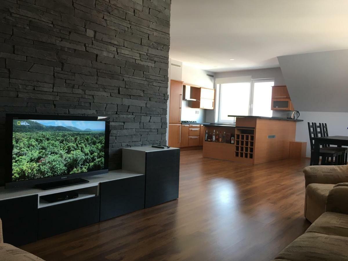 Spacious Apartment In Town Centre Nové Zámky Eksteriør billede